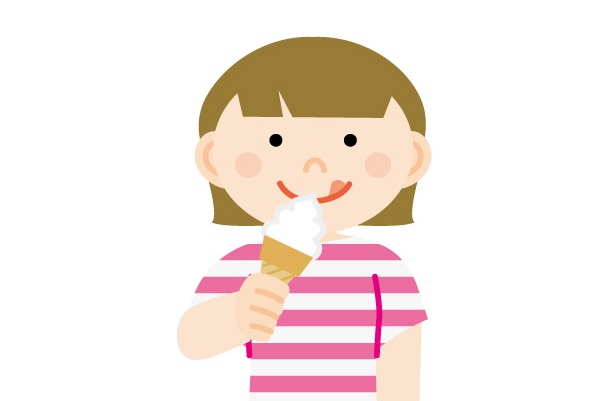 アイスクリームを食べる女の子